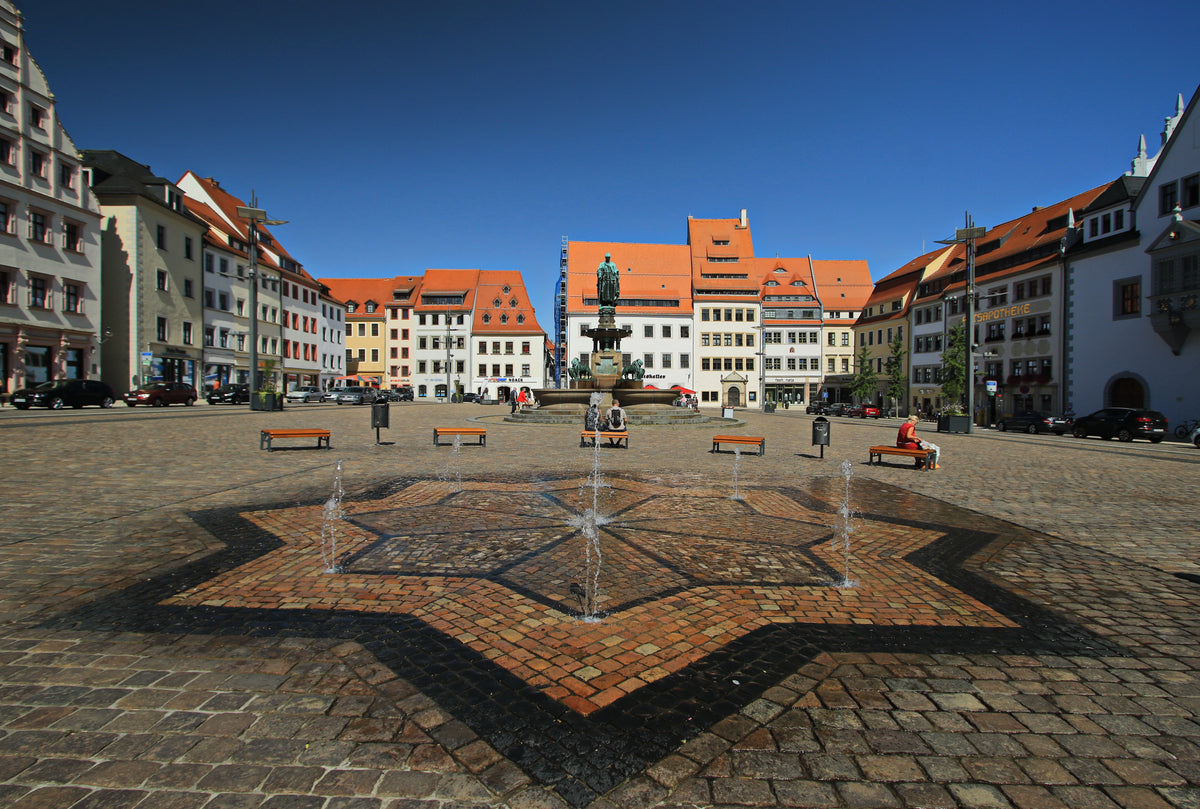 Obermarkt in Freiberg mit Brunnen und historischen Bürgerhäusern